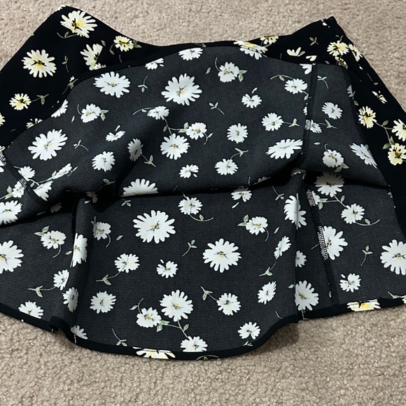 Forever 21 Black Skirt with White and Yellow Floral Pattern - Picture 4 of 10